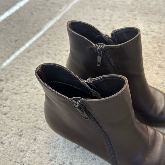 Amalfi by Rangoni leather 7.5 lux deep brown boots a symmetrical side zip - Picture 10 of 14